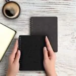 دفتر یادداشت A6 چرم طوسی کنار مدل مشکی