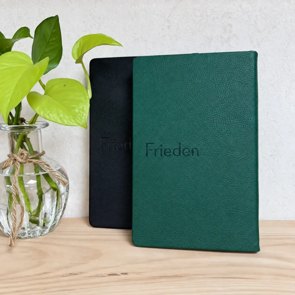 نمونه‌کار سررسید سبز و مشکی با لوگوی داغ‌کوب Frieden