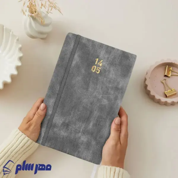سررسید اروپایی 1406 کش دار طوسی مدل رسام