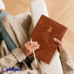 سررسید وزیری 1406 مدل کایا عسلی در دست
